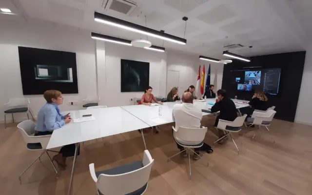 Representantes de los municipios del Alto Guadiana Mancha y de la Diputación de Ciudad Real reunidos en la sede provincial