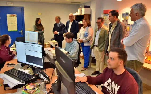 Visita institucional al proyecto de digitalización municipal con personas con discapacidad en Puertollano