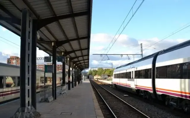Vías del tren en la línea ferroviaria Puertollano-Mérida