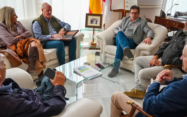 El presidente de la Diputación, Miguel Ángel Valverde, recibe a representantes de la Federación de Regantes del Alto Guadiana (FERGUALT)