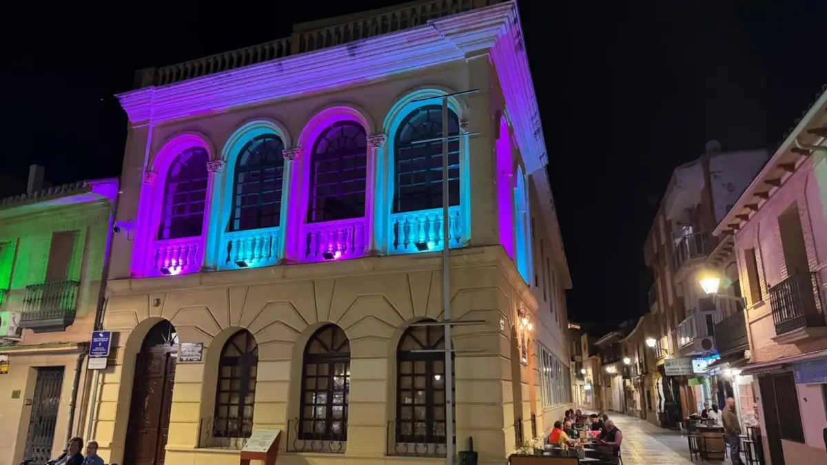 Fachada del Centro de Día de Miguelturra iluminada de rosa y azul por el Día Mundial de la Muerte Gestacional, Perinatal y Neonatal