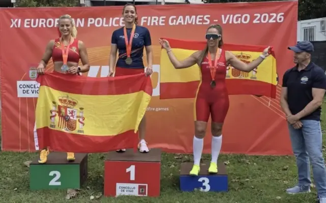 Fátima Hernández, agente de la Policía Local de Puertollano, con sus dos medallas de oro de los Juegos Europeos de Policías y Bomberos
