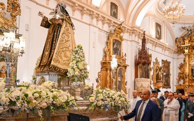 El presidente de la Diputación, Miguel Ángel Valverde, junto al alcalde de Malagón durante la procesión de Santa Teresa de Jesús