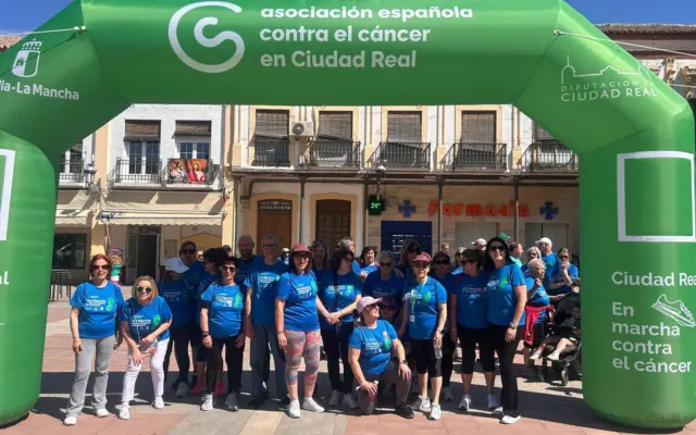 Herencia cuelga la pancarta del Día Mundial contra el Cáncer de Mama en el Ayuntamiento