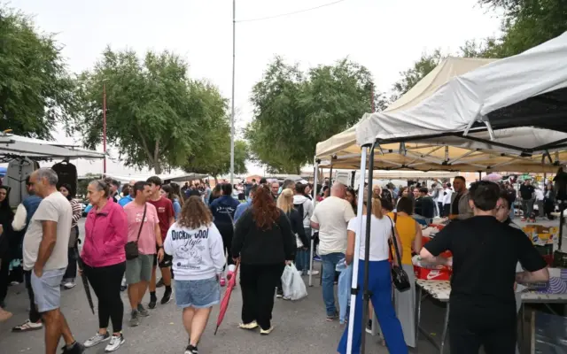 Puestos del nuevo mercadillo dominical de Miguelturra en el Recinto Ferial