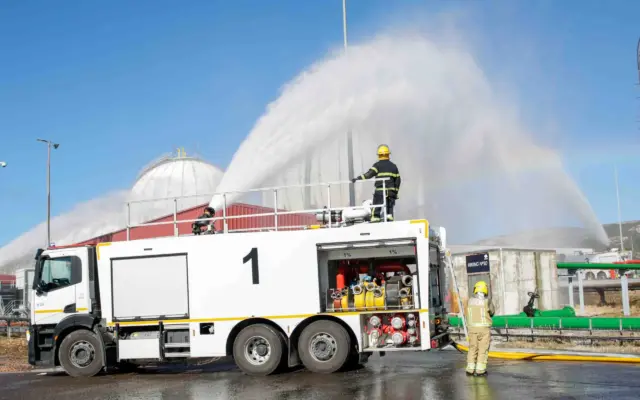 Efectivos de emergencia durante un simulacro del Plan de Emergencia Exterior en Puertollano