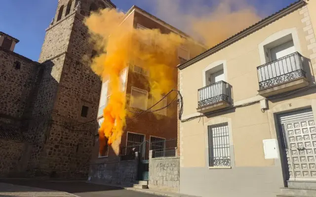 Alumnado y profesorado del colegio María Inmaculada durante el simulacro de evacuación con Protección Civil
