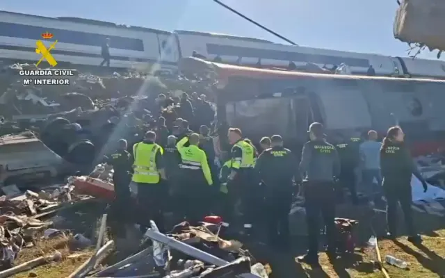 Agentes de la Guardia Civil junto a un vagón volcado en Urda