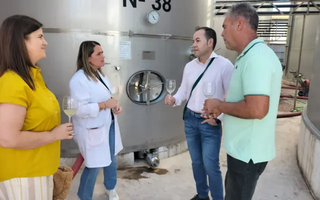 Visita municipal a la Cooperativa San José de Herencia durante la vendimia