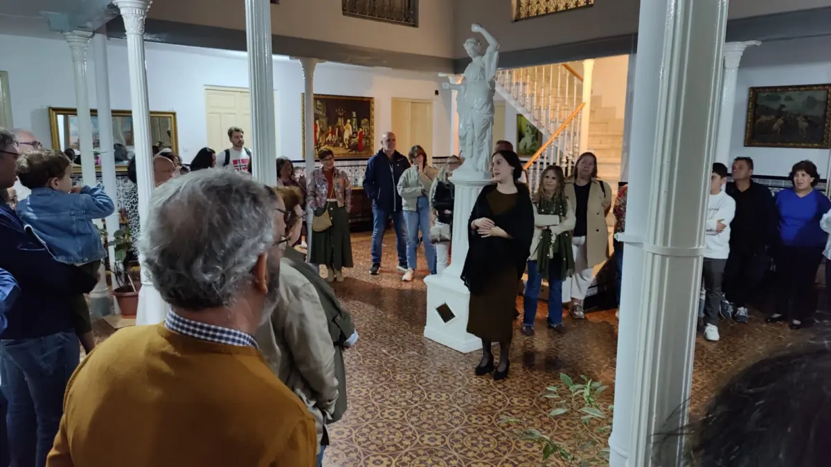 Visitantes en un patio histórico de Herencia durante la ruta teatralizada de 2025