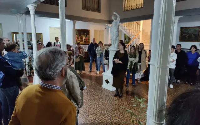 Visitantes en un patio histórico de Herencia durante la ruta teatralizada de 2025